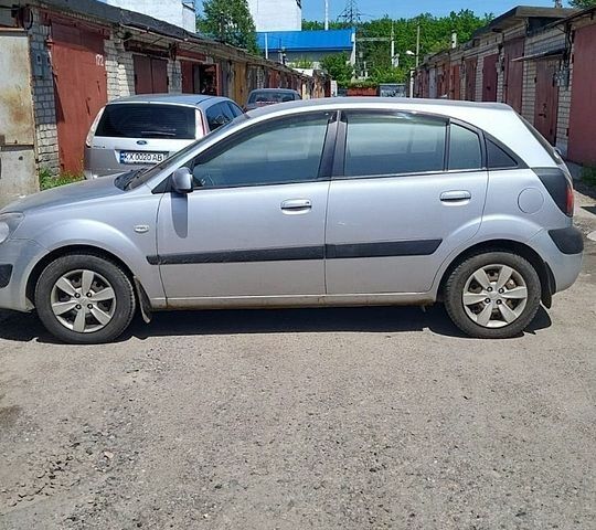 Серый Киа Рио, объемом двигателя 1.4 л и пробегом 205 тыс. км за 3950 $, фото 2 на Automoto.ua