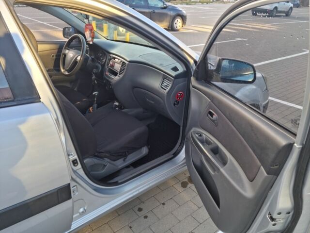 Серый Киа Рио, объемом двигателя 1.4 л и пробегом 200 тыс. км за 4200 $, фото 4 на Automoto.ua