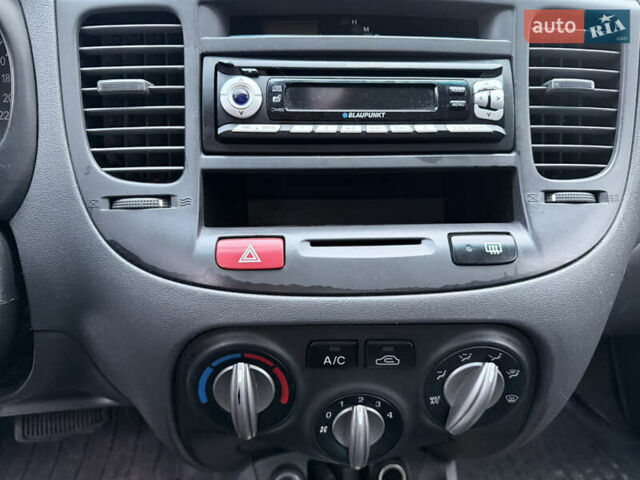 Сірий Кіа Ріо, об'ємом двигуна 1.34 л та пробігом 196 тис. км за 5300 $, фото 21 на Automoto.ua