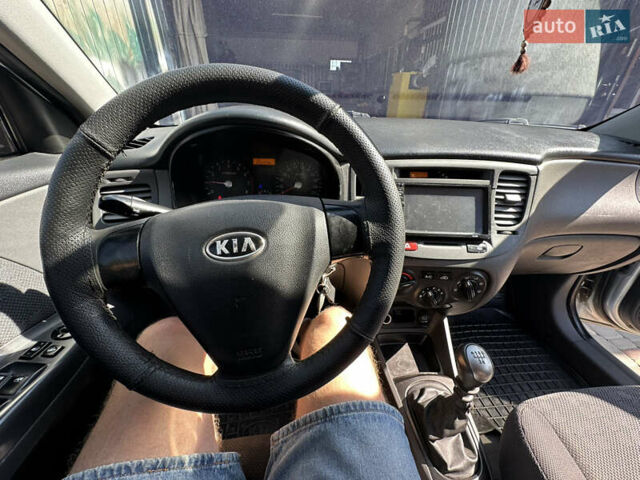 Серый Киа Рио, объемом двигателя 1.4 л и пробегом 223 тыс. км за 4900 $, фото 22 на Automoto.ua