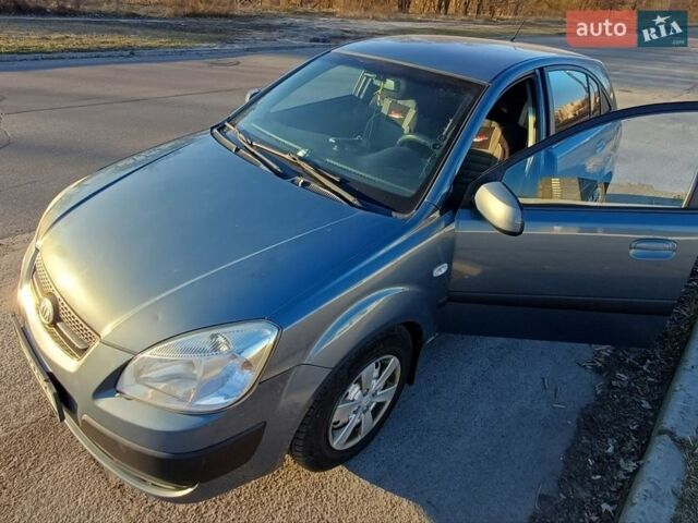 Серый Киа Рио, объемом двигателя 1.4 л и пробегом 357 тыс. км за 3800 $, фото 8 на Automoto.ua