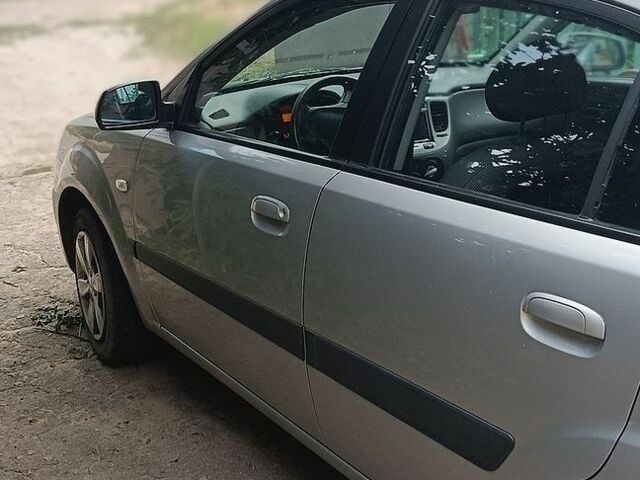 Серый Киа Рио, объемом двигателя 1.4 л и пробегом 181 тыс. км за 3200 $, фото 5 на Automoto.ua