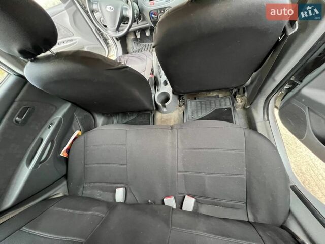 Серый Киа Рио, объемом двигателя 1.4 л и пробегом 155 тыс. км за 3800 $, фото 6 на Automoto.ua