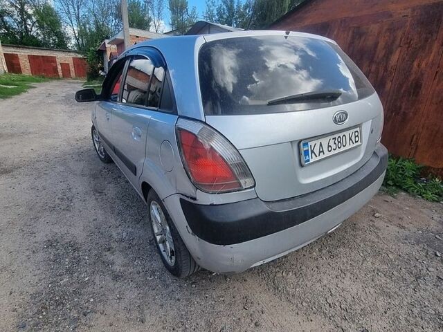 Серый Киа Рио, объемом двигателя 1.4 л и пробегом 300 тыс. км за 4000 $, фото 4 на Automoto.ua