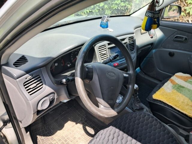 Сірий Кіа Ріо, об'ємом двигуна 1.4 л та пробігом 240 тис. км за 5500 $, фото 4 на Automoto.ua