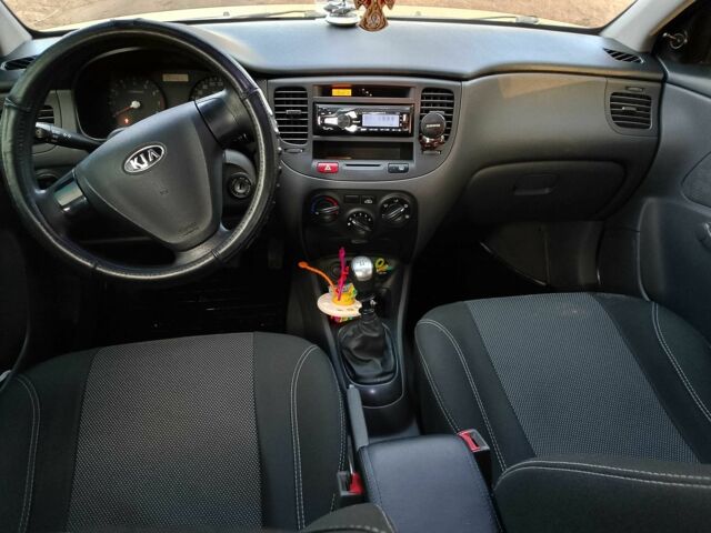 Сірий Кіа Ріо, об'ємом двигуна 1.4 л та пробігом 227 тис. км за 4000 $, фото 9 на Automoto.ua