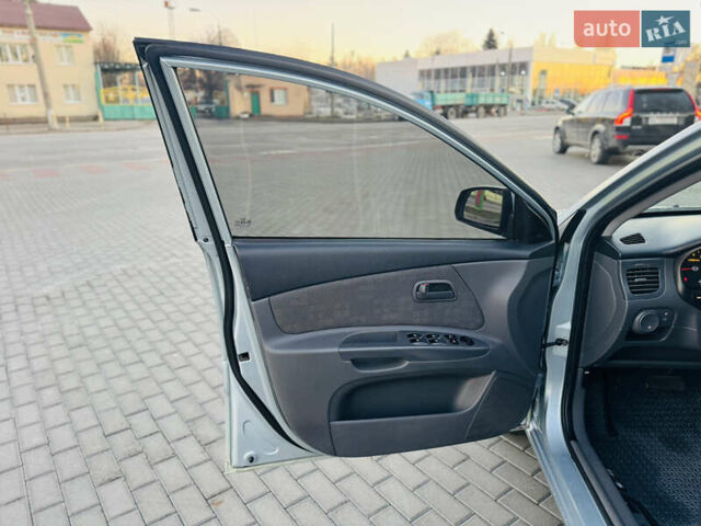 Сірий Кіа Ріо, об'ємом двигуна 1.4 л та пробігом 190 тис. км за 6000 $, фото 8 на Automoto.ua