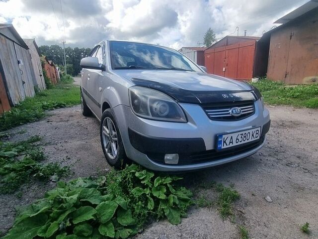 Серый Киа Рио, объемом двигателя 1.4 л и пробегом 300 тыс. км за 4000 $, фото 2 на Automoto.ua