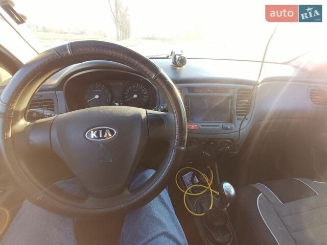 Серый Киа Рио, объемом двигателя 1.4 л и пробегом 357 тыс. км за 3800 $, фото 3 на Automoto.ua
