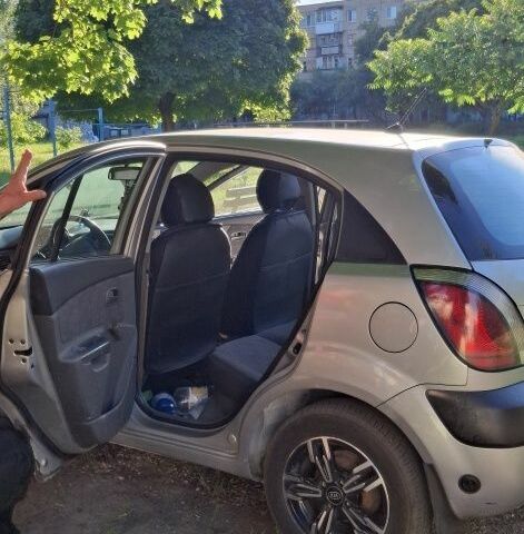 Сірий Кіа Ріо, об'ємом двигуна 1.4 л та пробігом 240 тис. км за 5500 $, фото 4 на Automoto.ua