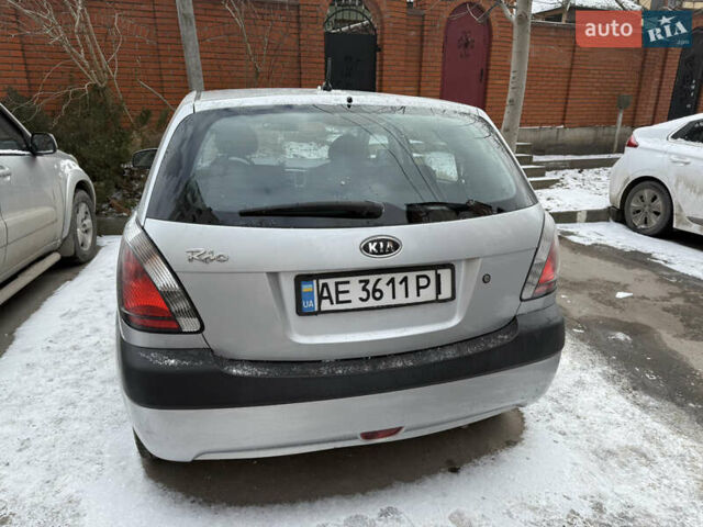 Серый Киа Рио, объемом двигателя 1.4 л и пробегом 236 тыс. км за 4200 $, фото 3 на Automoto.ua