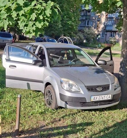 Сірий Кіа Ріо, об'ємом двигуна 1.4 л та пробігом 240 тис. км за 5000 $, фото 2 на Automoto.ua