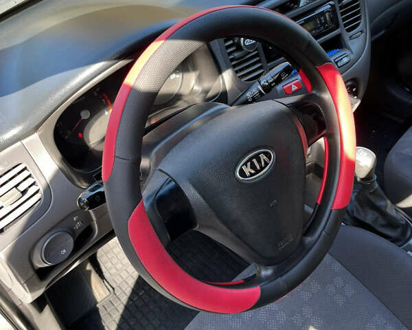 Серый Киа Рио, объемом двигателя 1.4 л и пробегом 140 тыс. км за 5300 $, фото 3 на Automoto.ua