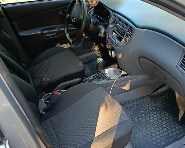 Сірий Кіа Ріо, об'ємом двигуна 1.4 л та пробігом 196 тис. км за 5400 $, фото 6 на Automoto.ua