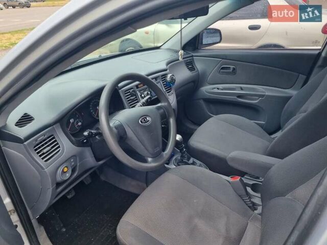 Серый Киа Рио, объемом двигателя 1.4 л и пробегом 270 тыс. км за 4000 $, фото 4 на Automoto.ua