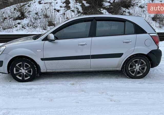 Серый Киа Рио, объемом двигателя 1.4 л и пробегом 271 тыс. км за 4500 $, фото 4 на Automoto.ua