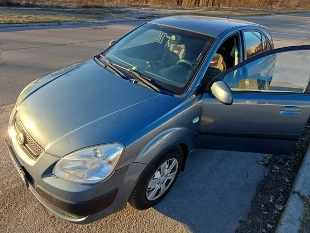 Сірий Кіа Ріо, об'ємом двигуна 1.4 л та пробігом 357 тис. км за 3800 $, фото 3 на Automoto.ua