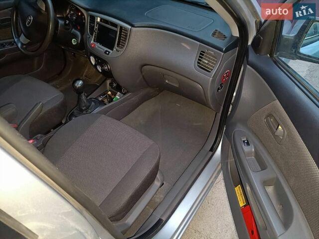 Серый Киа Рио, объемом двигателя 1.4 л и пробегом 181 тыс. км за 3200 $, фото 6 на Automoto.ua