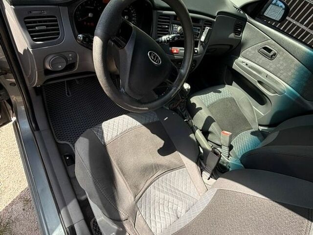 Сірий Кіа Ріо, об'ємом двигуна 1.4 л та пробігом 255 тис. км за 3900 $, фото 5 на Automoto.ua