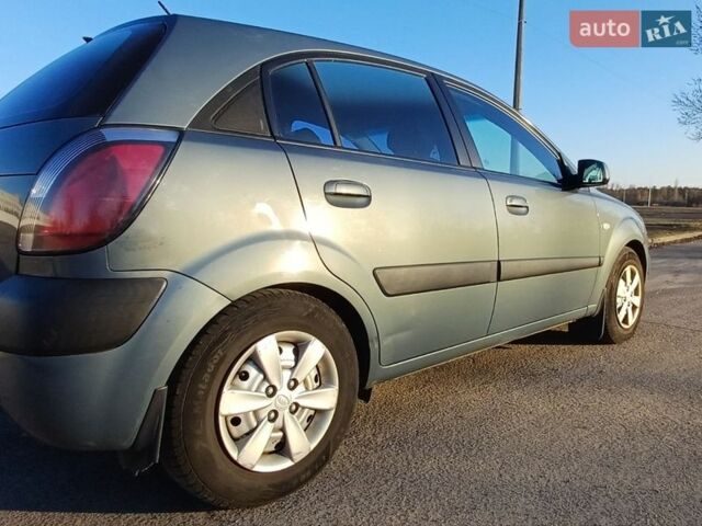 Серый Киа Рио, объемом двигателя 1.4 л и пробегом 357 тыс. км за 3800 $, фото 4 на Automoto.ua