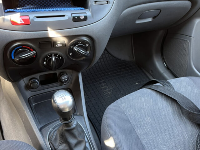 Сірий Кіа Ріо, об'ємом двигуна 1.4 л та пробігом 140 тис. км за 5300 $, фото 4 на Automoto.ua