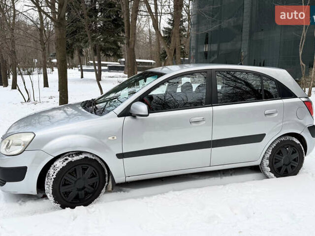 Сірий Кіа Ріо, об'ємом двигуна 1.34 л та пробігом 196 тис. км за 5300 $, фото 8 на Automoto.ua