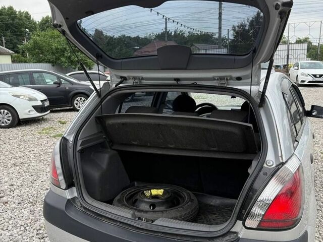 Сірий Кіа Ріо, об'ємом двигуна 1.4 л та пробігом 300 тис. км за 2750 $, фото 1 на Automoto.ua