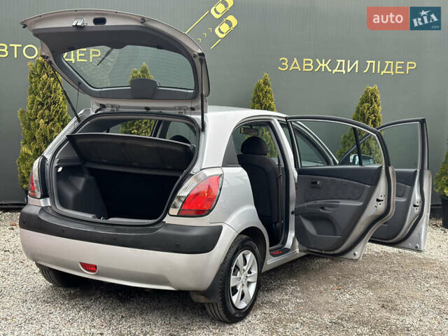 Сірий Кіа Ріо, об'ємом двигуна 1.4 л та пробігом 98 тис. км за 5990 $, фото 8 на Automoto.ua