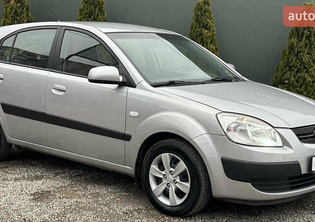 Сірий Кіа Ріо, об'ємом двигуна 1.4 л та пробігом 98 тис. км за 5990 $, фото 3 на Automoto.ua