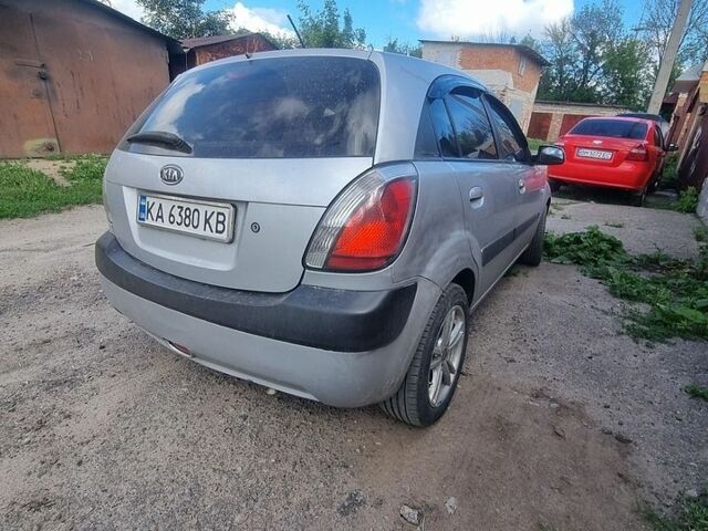 Серый Киа Рио, объемом двигателя 1.4 л и пробегом 300 тыс. км за 4000 $, фото 3 на Automoto.ua