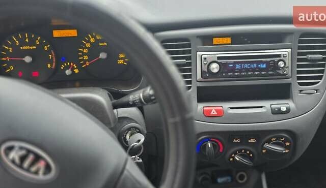 Серый Киа Рио, объемом двигателя 1.4 л и пробегом 130 тыс. км за 4500 $, фото 9 на Automoto.ua