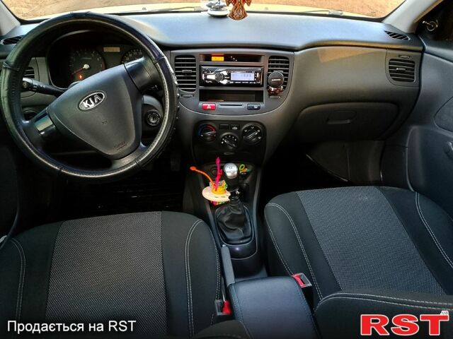 Сірий Кіа Ріо, об'ємом двигуна 1.4 л та пробігом 227 тис. км за 4000 $, фото 9 на Automoto.ua