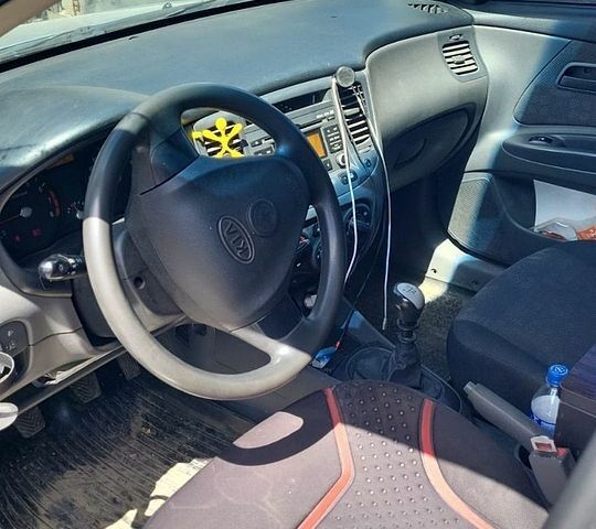 Серый Киа Рио, объемом двигателя 1.4 л и пробегом 205 тыс. км за 3950 $, фото 5 на Automoto.ua