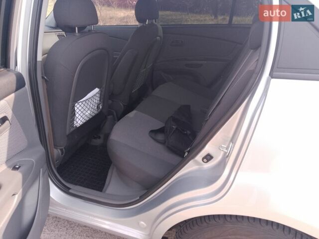 Серый Киа Рио, объемом двигателя 1.4 л и пробегом 119 тыс. км за 5000 $, фото 3 на Automoto.ua
