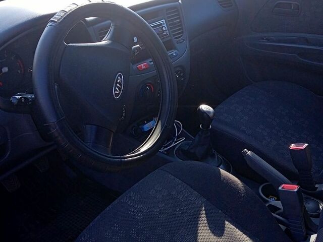 Серый Киа Рио, объемом двигателя 1.4 л и пробегом 135 тыс. км за 5300 $, фото 4 на Automoto.ua