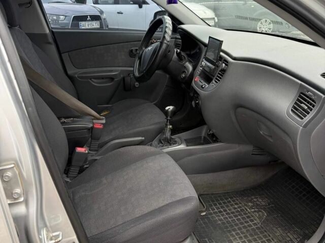 Серый Киа Рио, объемом двигателя 1.4 л и пробегом 300 тыс. км за 3200 $, фото 3 на Automoto.ua