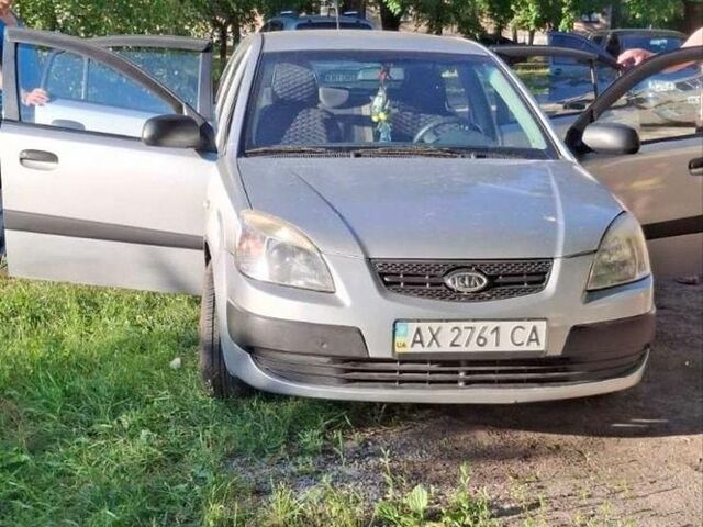 Серый Киа Рио, объемом двигателя 1.4 л и пробегом 240 тыс. км за 5000 $, фото 6 на Automoto.ua