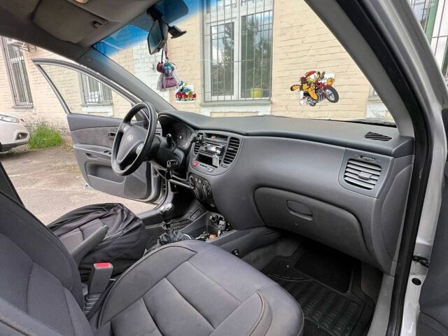 Серый Киа Рио, объемом двигателя 1.4 л и пробегом 155 тыс. км за 3800 $, фото 5 на Automoto.ua