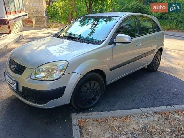 Сірий Кіа Ріо, об'ємом двигуна 1.4 л та пробігом 196 тис. км за 5400 $, фото 3 на Automoto.ua