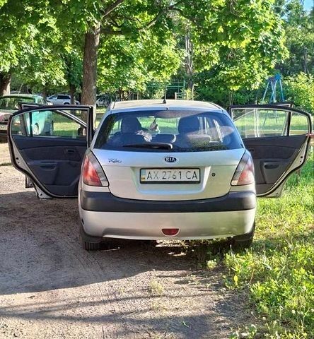 Сірий Кіа Ріо, об'ємом двигуна 1.4 л та пробігом 240 тис. км за 5000 $, фото 4 на Automoto.ua