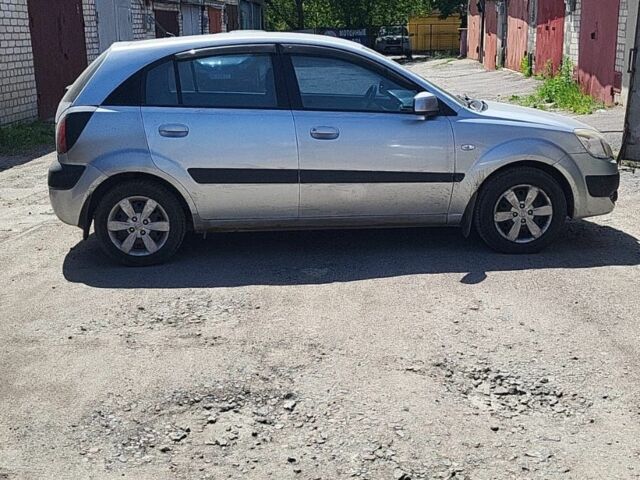 Серый Киа Рио, объемом двигателя 1.4 л и пробегом 205 тыс. км за 3900 $, фото 2 на Automoto.ua