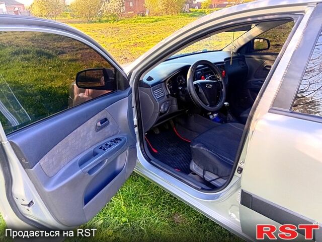 Серый Киа Рио, объемом двигателя 1.4 л и пробегом 220 тыс. км за 3800 $, фото 10 на Automoto.ua