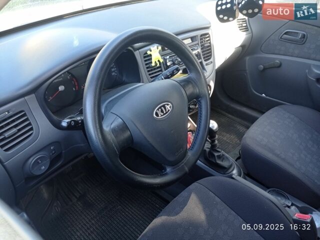 Сірий Кіа Ріо, об'ємом двигуна 1.4 л та пробігом 190 тис. км за 3900 $, фото 4 на Automoto.ua