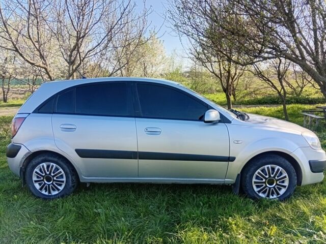 Серый Киа Рио, объемом двигателя 1.4 л и пробегом 225 тыс. км за 3800 $, фото 2 на Automoto.ua