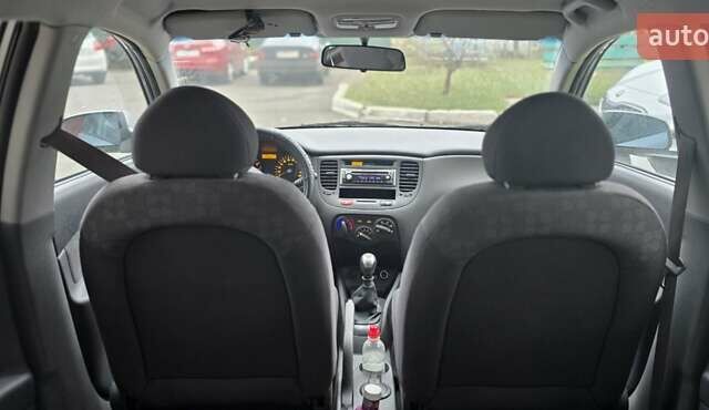 Серый Киа Рио, объемом двигателя 1.4 л и пробегом 130 тыс. км за 4500 $, фото 5 на Automoto.ua