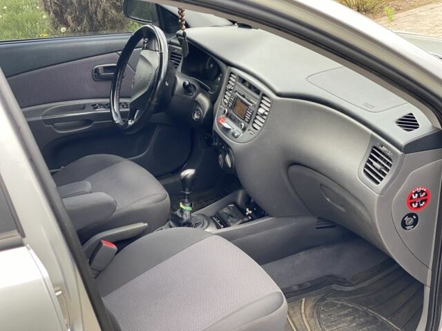 Серый Киа Рио, объемом двигателя 1.4 л и пробегом 2 тыс. км за 4600 $, фото 5 на Automoto.ua