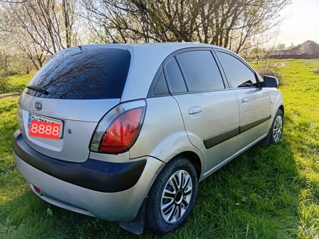 Серый Киа Рио, объемом двигателя 1.4 л и пробегом 225 тыс. км за 3800 $, фото 4 на Automoto.ua