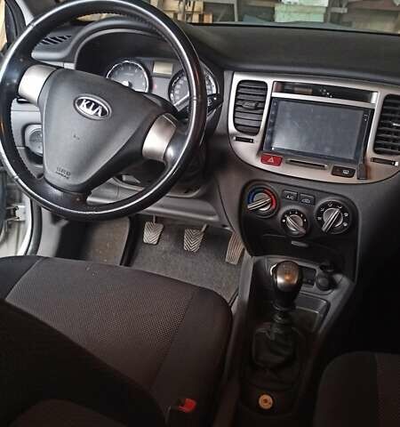 Серый Киа Рио, объемом двигателя 1.4 л и пробегом 220 тыс. км за 4200 $, фото 11 на Automoto.ua