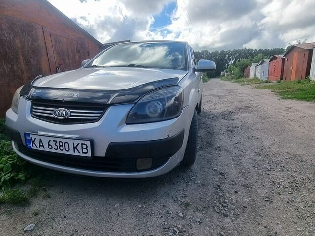 Серый Киа Рио, объемом двигателя 1.4 л и пробегом 300 тыс. км за 4000 $, фото 1 на Automoto.ua