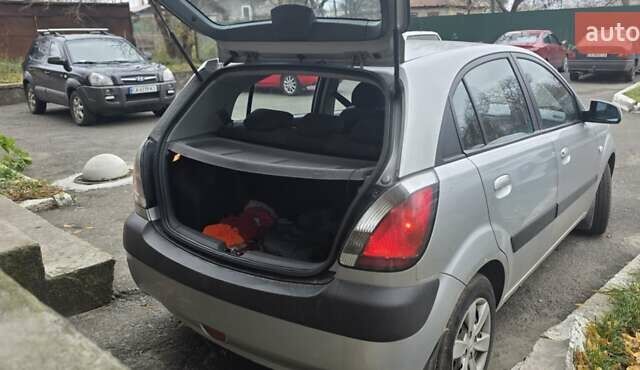 Серый Киа Рио, объемом двигателя 1.4 л и пробегом 130 тыс. км за 4500 $, фото 3 на Automoto.ua